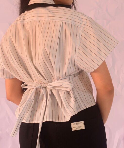 Camisa blanca y negro rayas
